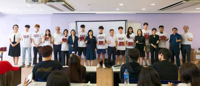 9月4日，香港学院的新生们在深圳大学粤海校区与传播学院的新生们一起参加学院开学典礼。