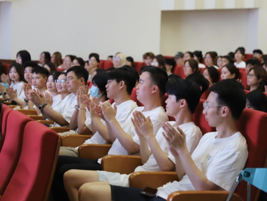 9月4日，香港学院的新生们在深圳大学粤海校区与传播学院的新生们一起参加学院开学典礼。