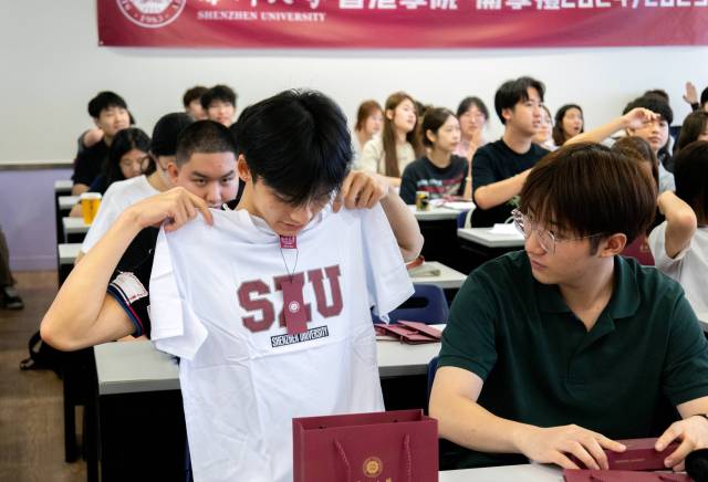 9月4日，香港学院的新生们在深圳大学粤海校区与传播学院的新生们一起参加学院开学典礼。