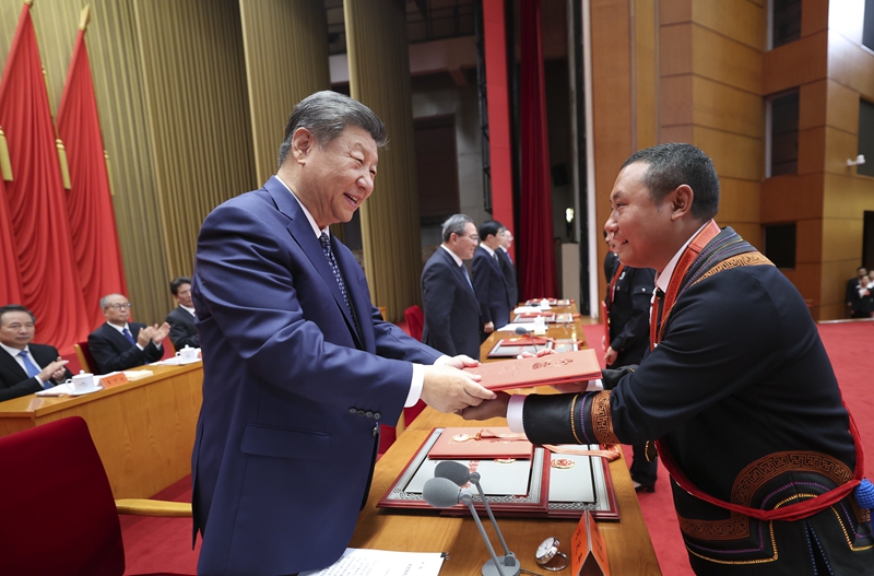 9月27日，全国民族团结进步表彰大会在北京举行。这是习近平等为受表彰的模范个人和模范集体代表颁奖。