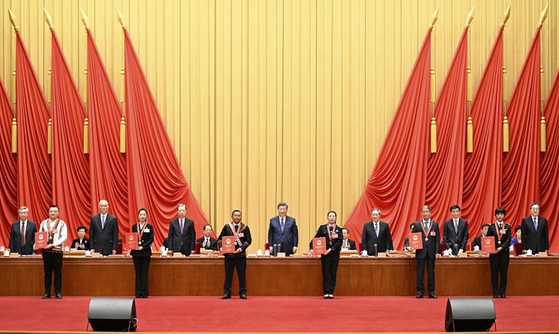 9月27日，全国民族团结进步表彰大会在北京举行。这是习近平等为受表彰的模范个人和模范集体代表颁奖。
