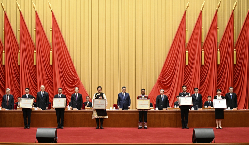 9月27日，全国民族团结进步表彰大会在北京举行。这是习近平等为受表彰的模范个人和模范集体代表颁奖。