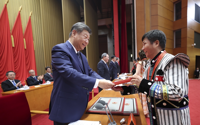 9月27日，全国民族团结进步表彰大会在北京举行。这是习近平等为受表彰的模范个人和模范集体代表颁奖。