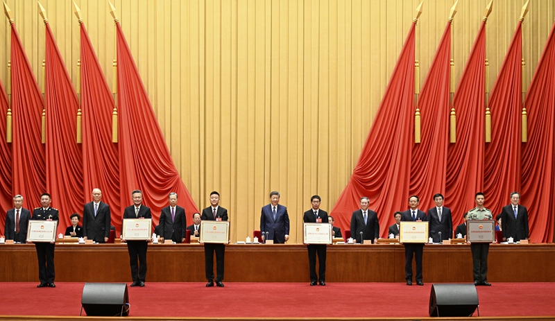 9月27日，全国民族团结进步表彰大会在北京举行。这是习近平等为受表彰的模范个人和模范集体代表颁奖。