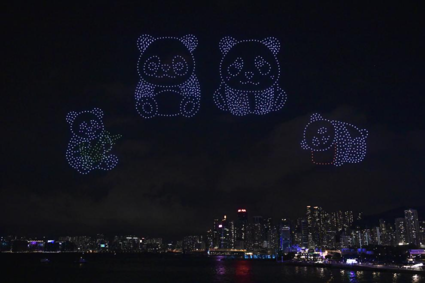 9月28日，香港举办“香港马腾盛世”无人机表演，迎接国庆节的到来。