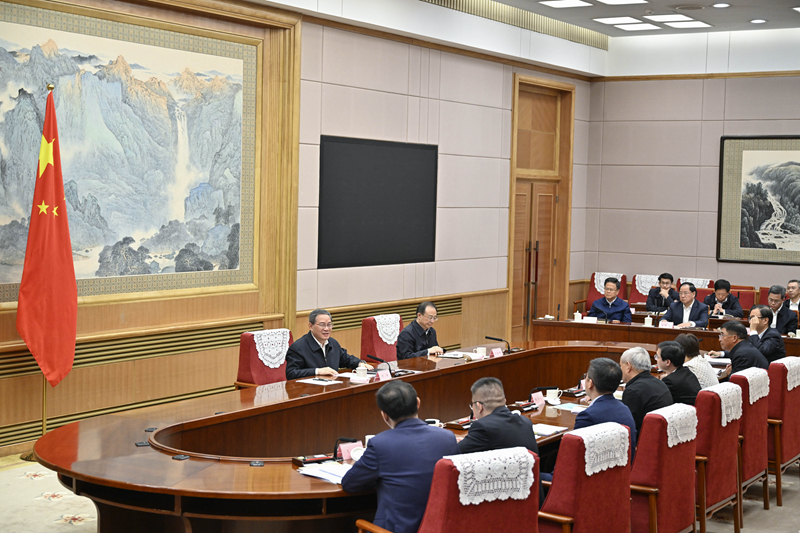 10月8日，中共中央政治局常委、国务院总理李强主持召开经济形势专家和企业家座谈会，听取对当前经济形势和下一步经济工作的意见建议。