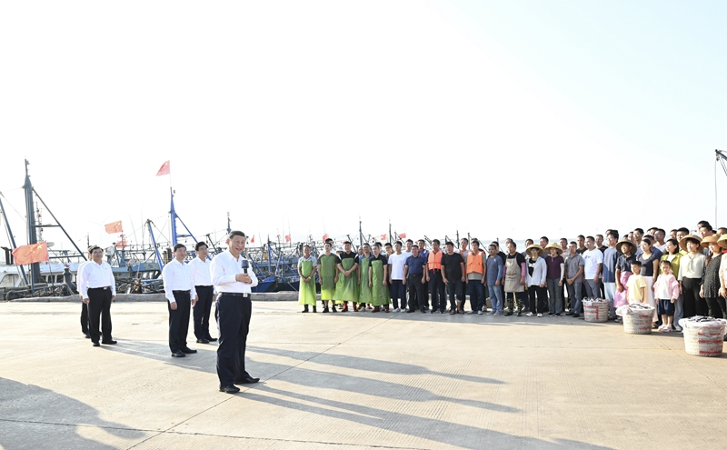 10月15日至16日，中共中央总书记、国家主席、中央军委主席习近平在福建考察。这是15日下午，习近平在漳州市东山县陈城镇澳角村考察时，同渔民们亲切交流。