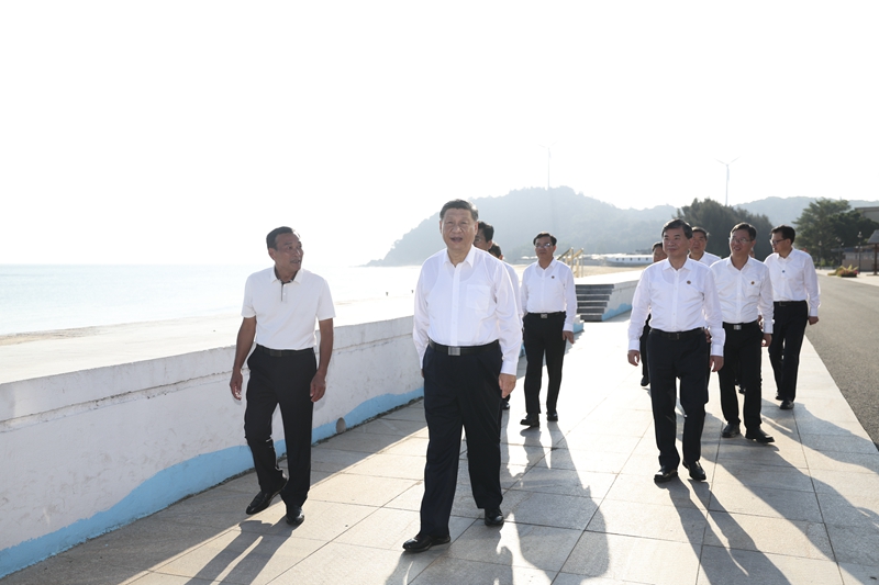 10月15日至16日，中共中央总书记、国家主席、中央军委主席习近平在福建考察。这是15日下午，习近平在漳州市东山县陈城镇澳角村考察时，步行察看澳角湾海域环境和村容村貌。