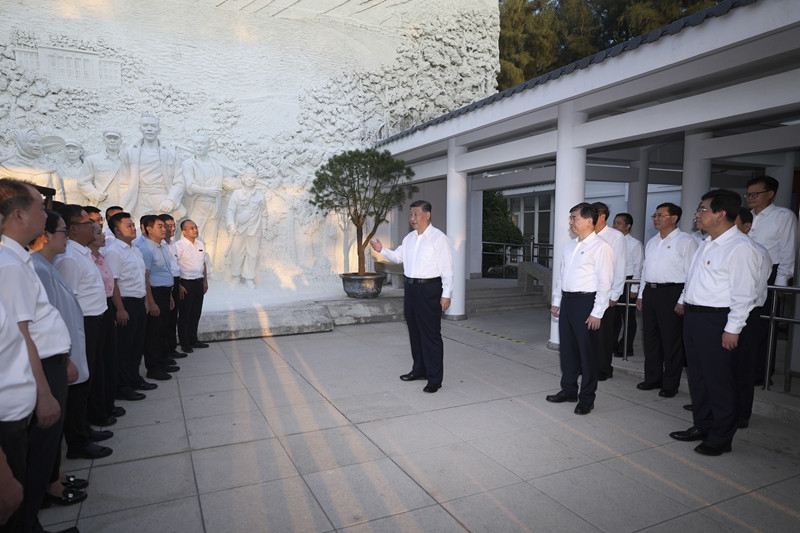 10月15日至16日，中共中央总书记、国家主席、中央军委主席习近平在福建考察。这是15日下午，习近平在漳州市东山县谷文昌纪念馆考察时，同谷文昌干部学院教师、学员代表亲切交流。