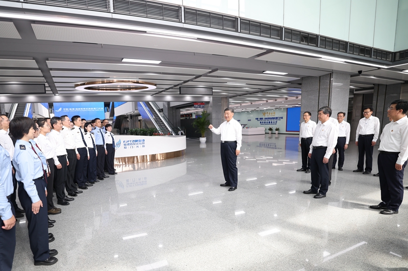 10月15日至16日，中共中央总书记、国家主席、中央军委主席习近平在福建考察。这是16日上午，习近平在中国（福建）自由贸易试验区厦门片区考察时，同综合服务大厅现场工作人员亲切交流。