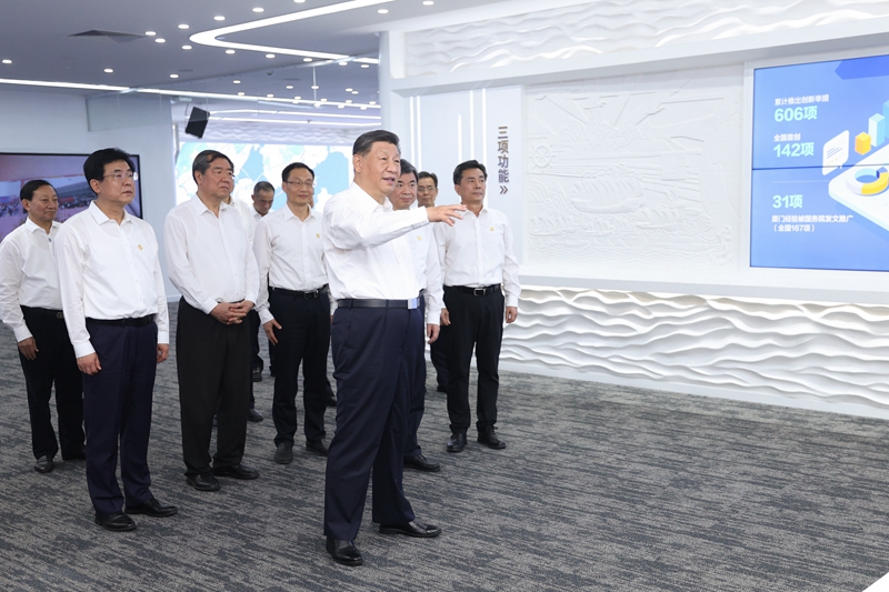 10月15日至16日，中共中央总书记、国家主席、中央军委主席习近平在福建考察。这是16日上午，习近平在中国（福建）自由贸易试验区厦门片区参观自由贸易试验区建设成果展。