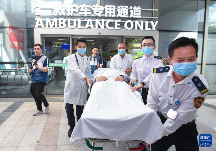 10月31日，在香港大学深圳医院，医护和急救人员运送“患者”。
