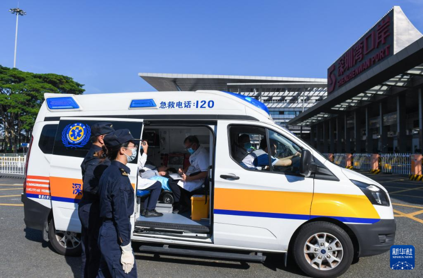 10月31日，在深圳湾口岸深圳一侧，海关工作人员进行出境前的查验。