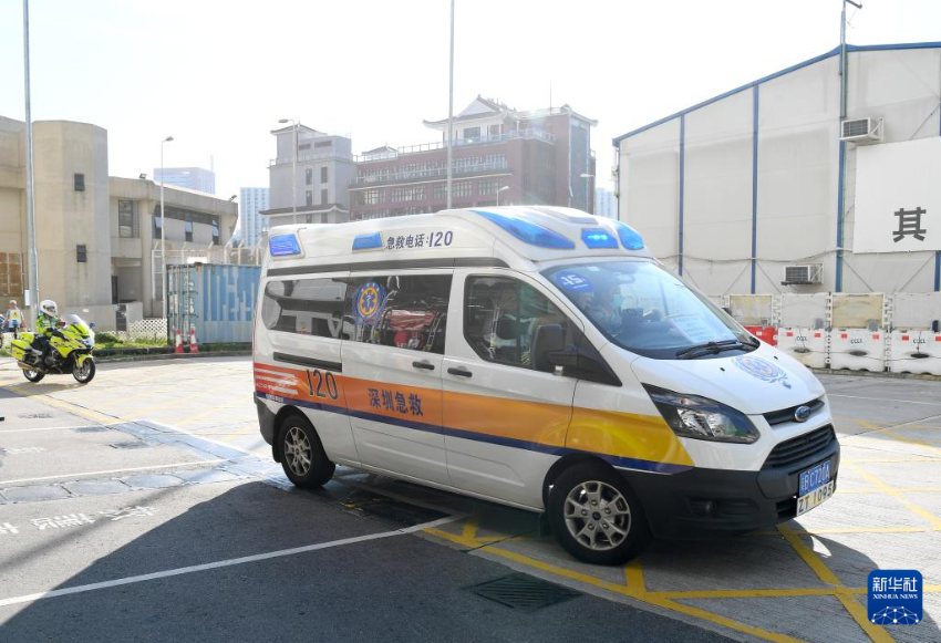 10月31日，一辆参与演练的深圳救护车驶入香港屯门医院。