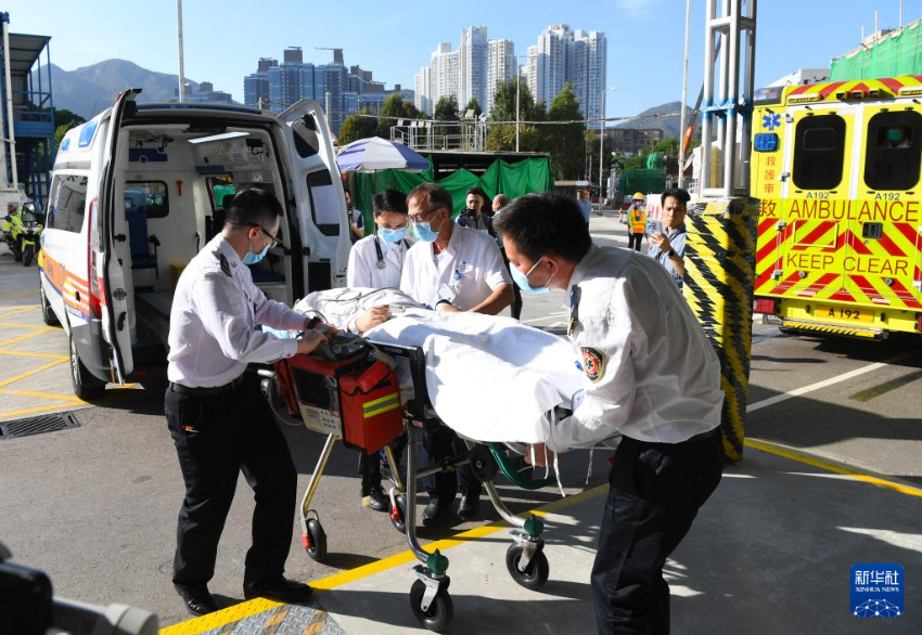 10月31日，工作人员将“患者”转至香港屯门医院。