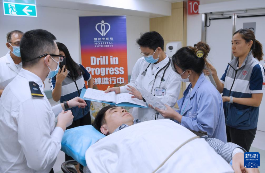 10月31日，在香港屯门医院，工作人员接治“患者”。