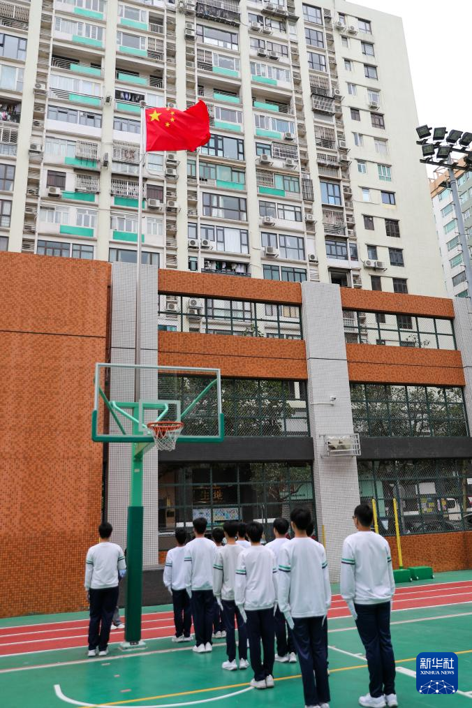 11月22日，学生在澳门教业中学操场举行升国旗仪式。