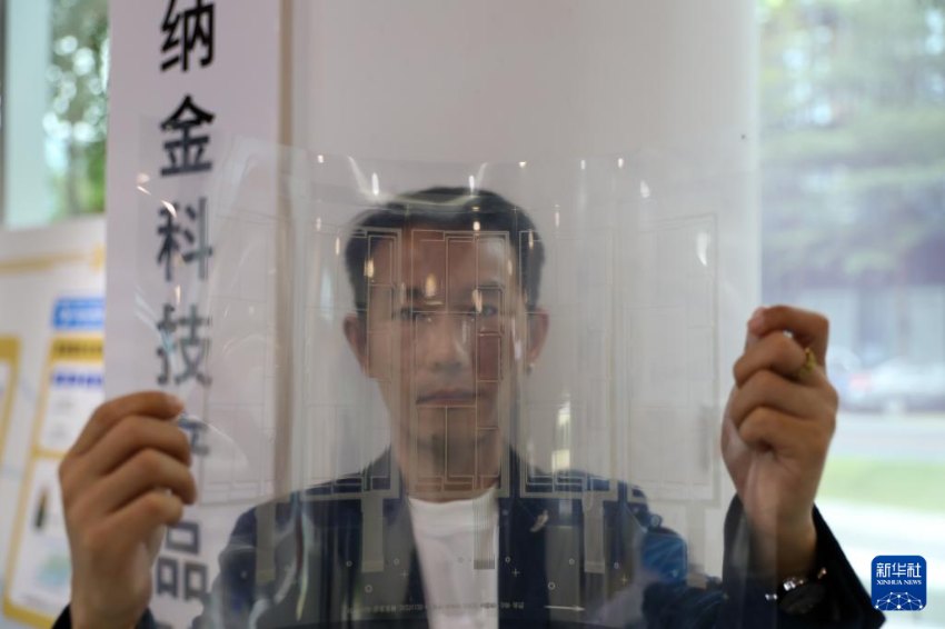 11月25日，在横琴澳门青年创业谷，纳金科技有限公司工作人员展示一张柔性透明导电材料。