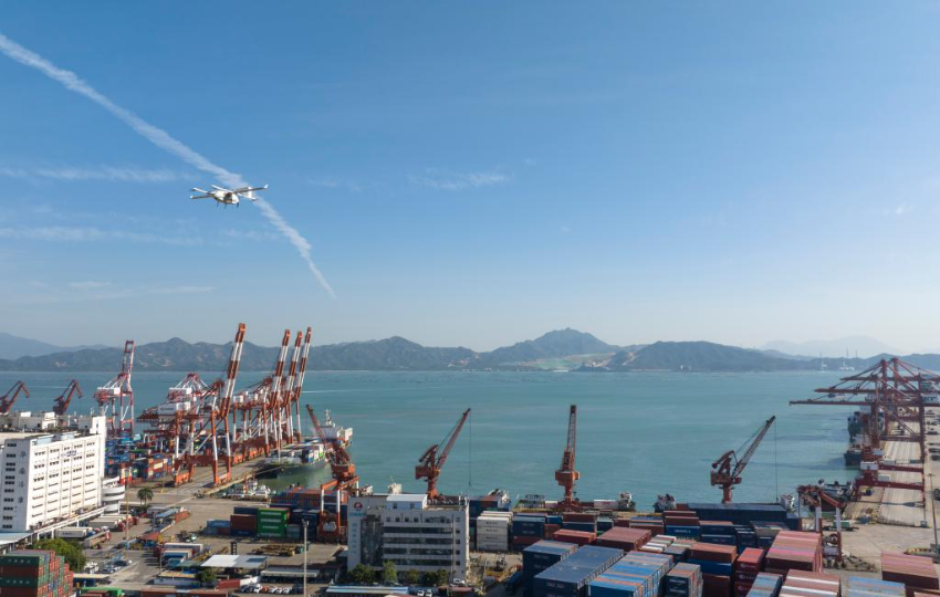 11月27日，丰翼科技（深圳）有限公司的一架无人机搭载着快件从珠海飞抵深圳蛇口集装箱码头附近的起降点。