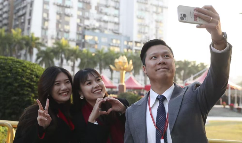 澳门隆重举行升旗仪式庆?；毓樽婀?5周年