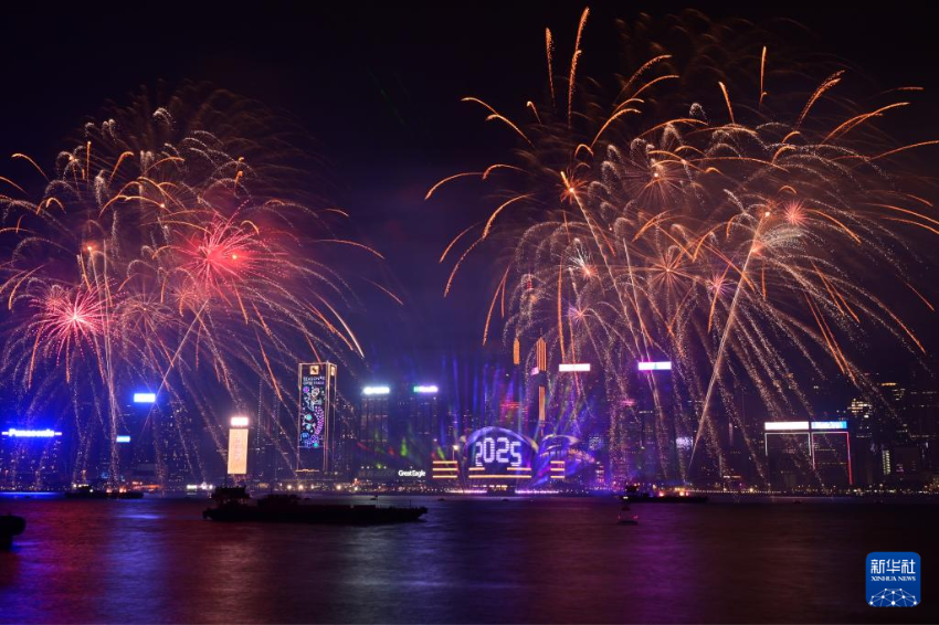 1月1日凌晨，烟花在香港维多利亚港上空绽放，迎接2025年的到来。