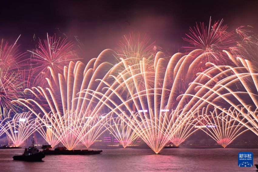 1月1日凌晨，烟花在香港维多利亚港上空绽放，迎接2025年的到来。