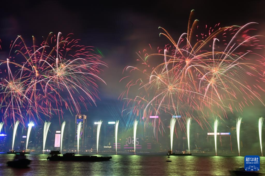 1月1日凌晨，烟花在香港维多利亚港上空绽放，迎接2025年的到来。