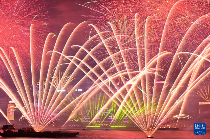1月1日凌晨，烟花在香港维多利亚港上空绽放，迎接2025年的到来。