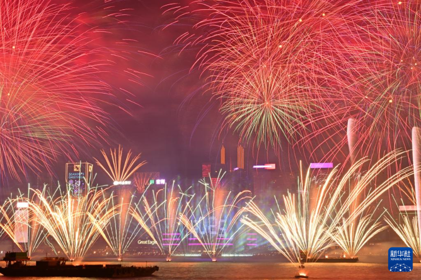 1月1日凌晨，烟花在香港维多利亚港上空绽放，迎接2025年的到来。