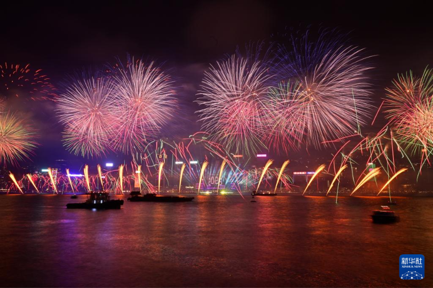 1月1日凌晨，烟花在香港维多利亚港上空绽放，迎接2025年的到来。