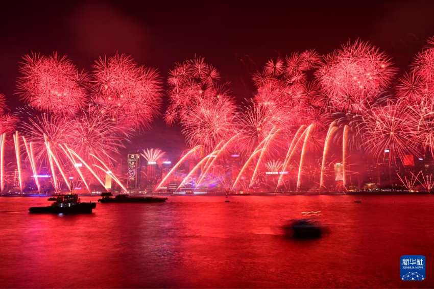 1月1日凌晨，烟花在香港维多利亚港上空绽放，迎接2025年的到来。