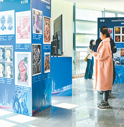 粤港澳大湾区高校艺术作品展一隅。