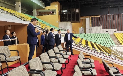 图为考察团实地考察澳门赛区场馆设施。