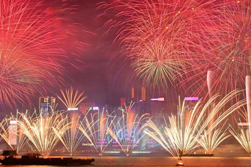 2025年1月1日凌晨，烟花在香港维多利亚港上空绽放，迎接2025年的到来。