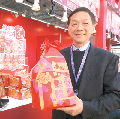 参展商介绍推出的福袋产品。