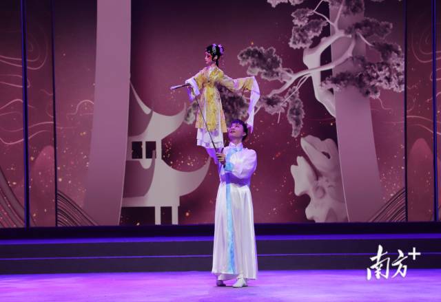 木偶赛区金奖节目《游园惊梦》，广东省木偶艺术剧院卢杰表演。