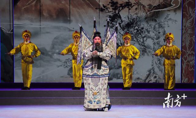 肇庆市粤剧团有限公司梁恒风，带来粤剧《史可法沉江》。