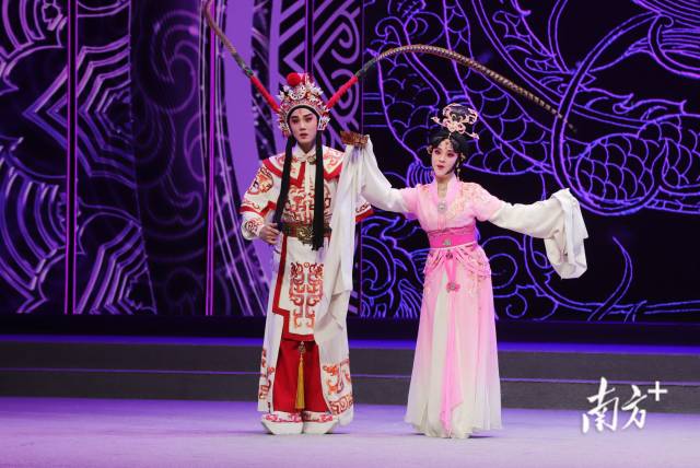 西秦戏《连环计》之“小宴”，陈嘉明饰演吕布。