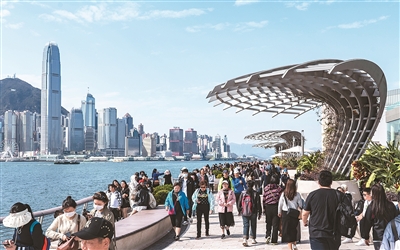 图为游客在香港尖沙咀星光大道游览参观。