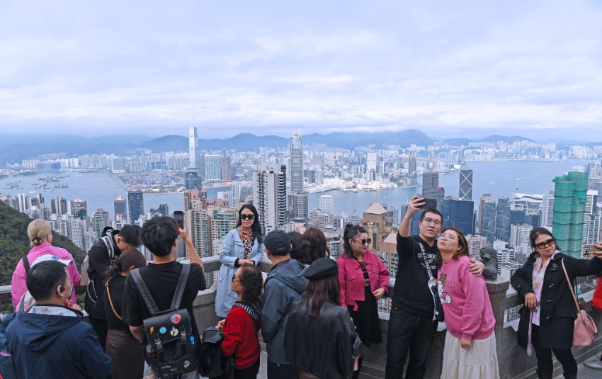 2月1日，游客在香港太平山顶游览。