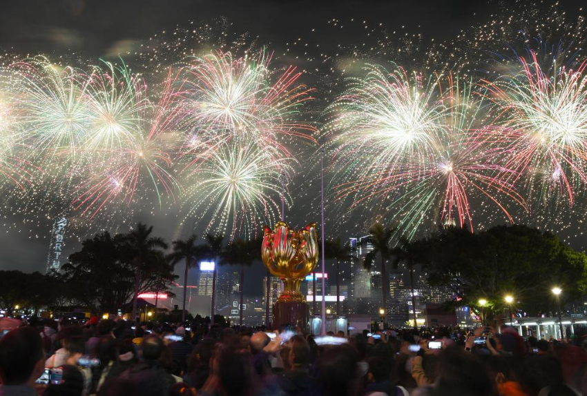 1月30日，烟花在香港维多利亚港上空绽放，欢庆新春佳节。
