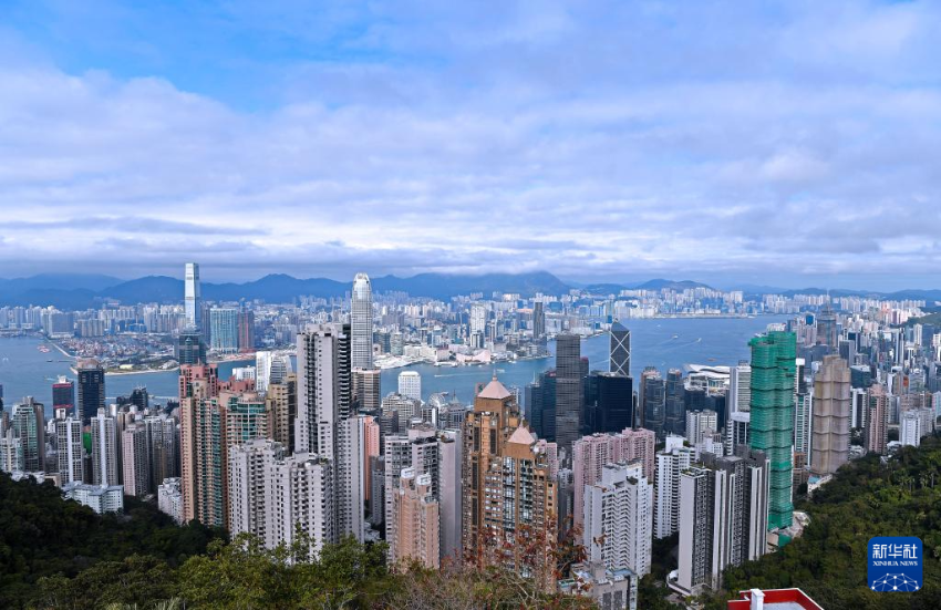 这是2025年2月1日拍摄的香港城市风光。