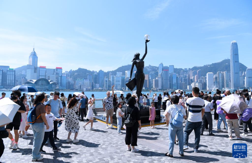 游客在香港星光大道游览（2024年10月3日摄）。