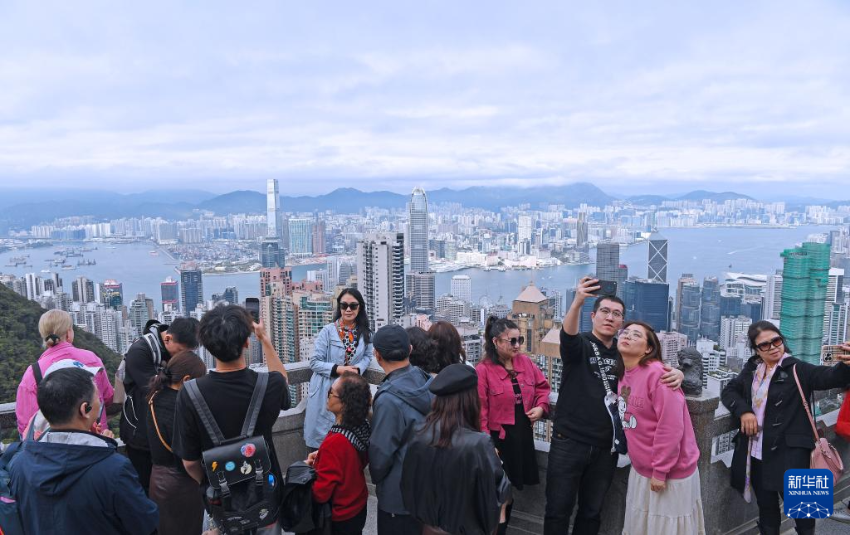 2月1日，游客在香港太平山顶游览。