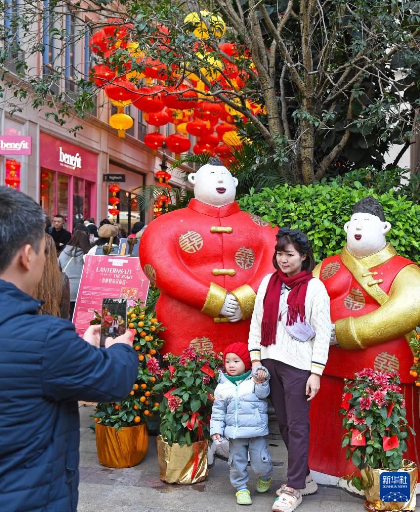 1月29日，人们在香港街头合影留念。