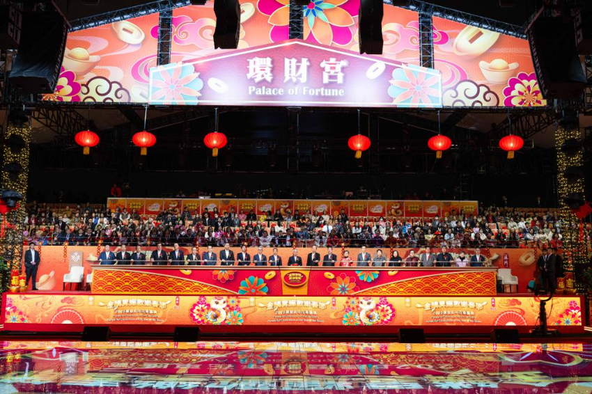 1月31日，嘉宾主持“金鳞升辉欢乐春节 2025农历新年花车汇演”开幕仪式。