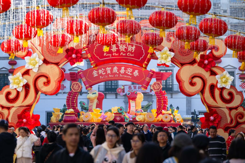 2025年1月30日，游客在澳门议事亭前地游玩。