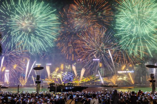 跨年夜，市民旅客在香港维多利亚港一起倒数，迎接2025年。