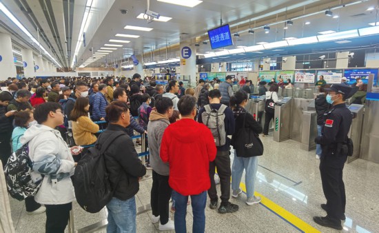 不少香港旅客经深圳各口岸到其他大湾区城市游玩。