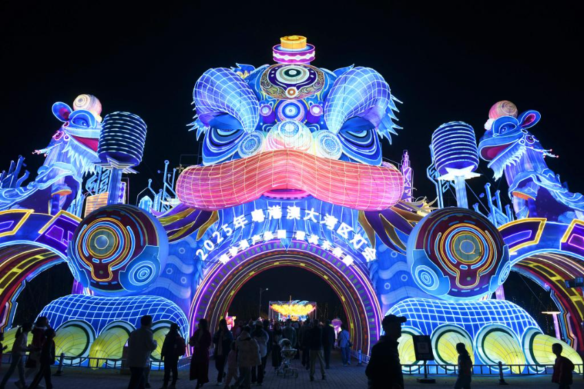 观众在粤港澳大湾区灯会上赏灯。